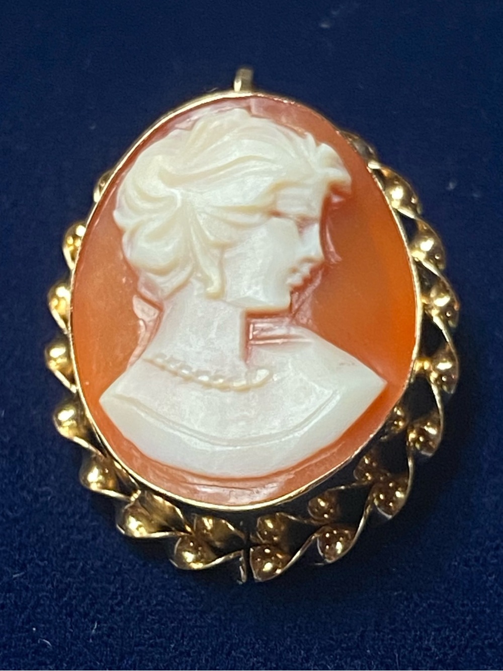 Solid 14k yellow gold Van Dell hand carved shell cameo pendant or pin 4.4 grams